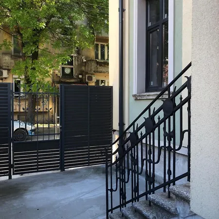 пространства за гости синият час - Little Wing Apartament Ruse