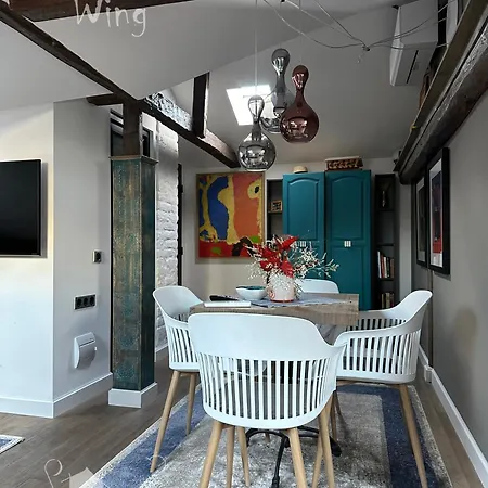 пространства за гости синият час - Little Wing