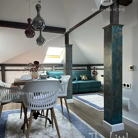 пространства за гости синият час - Little Wing Ruse