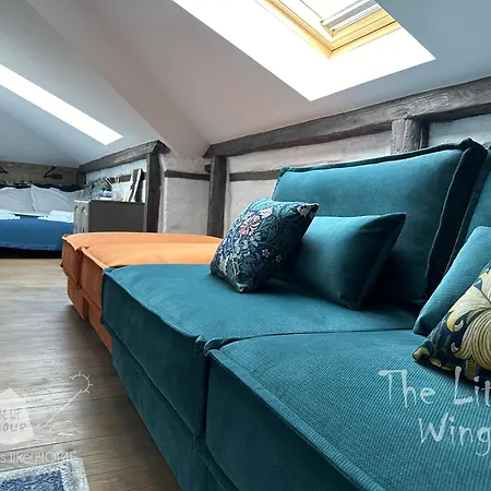 пространства за гости синият час - Little Wing Apartament *