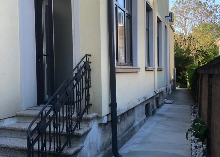 пространства за гости синият час - Little Wing