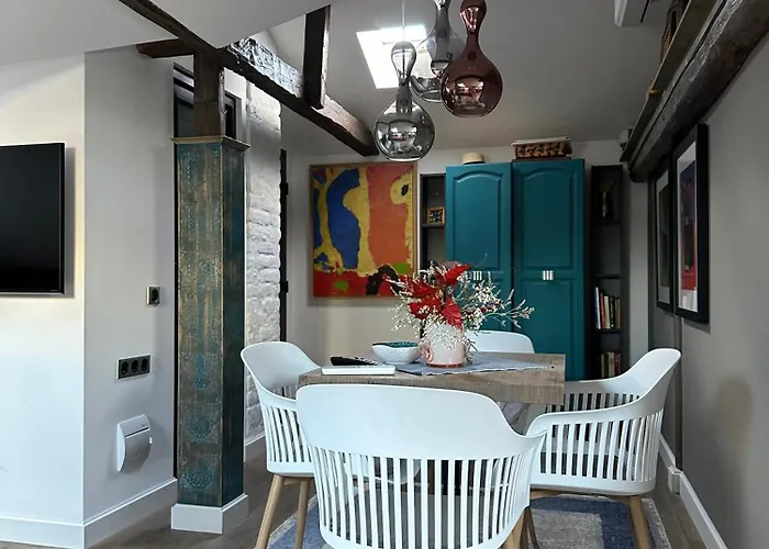 пространства за гости синият час - Little Wing