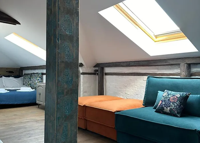 пространства за гости синият час - Little Wing