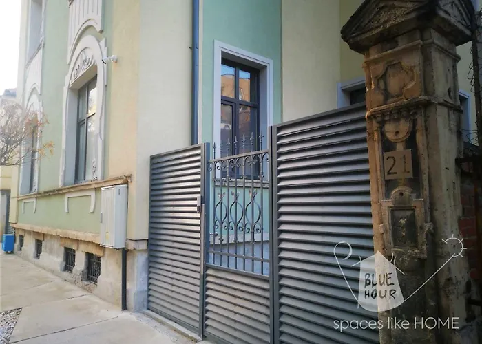 пространства за гости синият час - Little Wing 루세