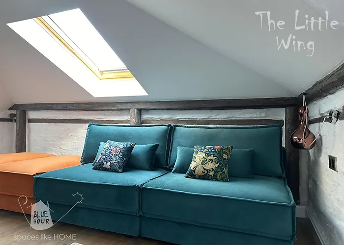 пространства за гости синият час - Little Wing