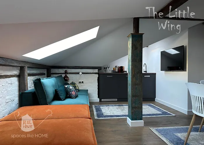 пространства за гости синият час - Little Wing *